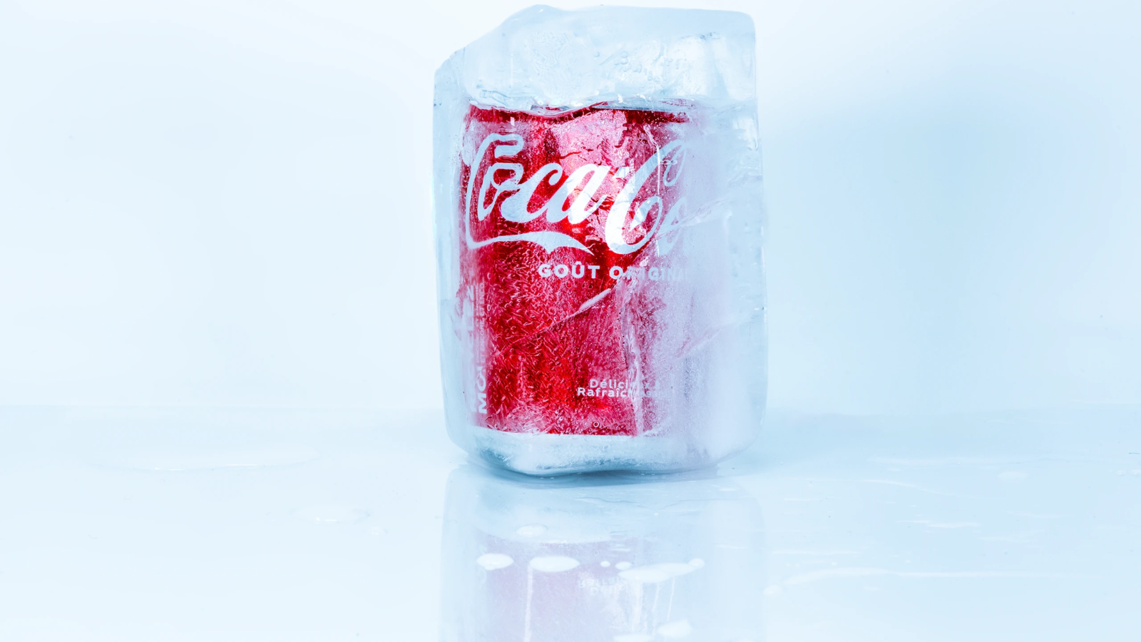 Cola Dose im Eisblock eingeforen