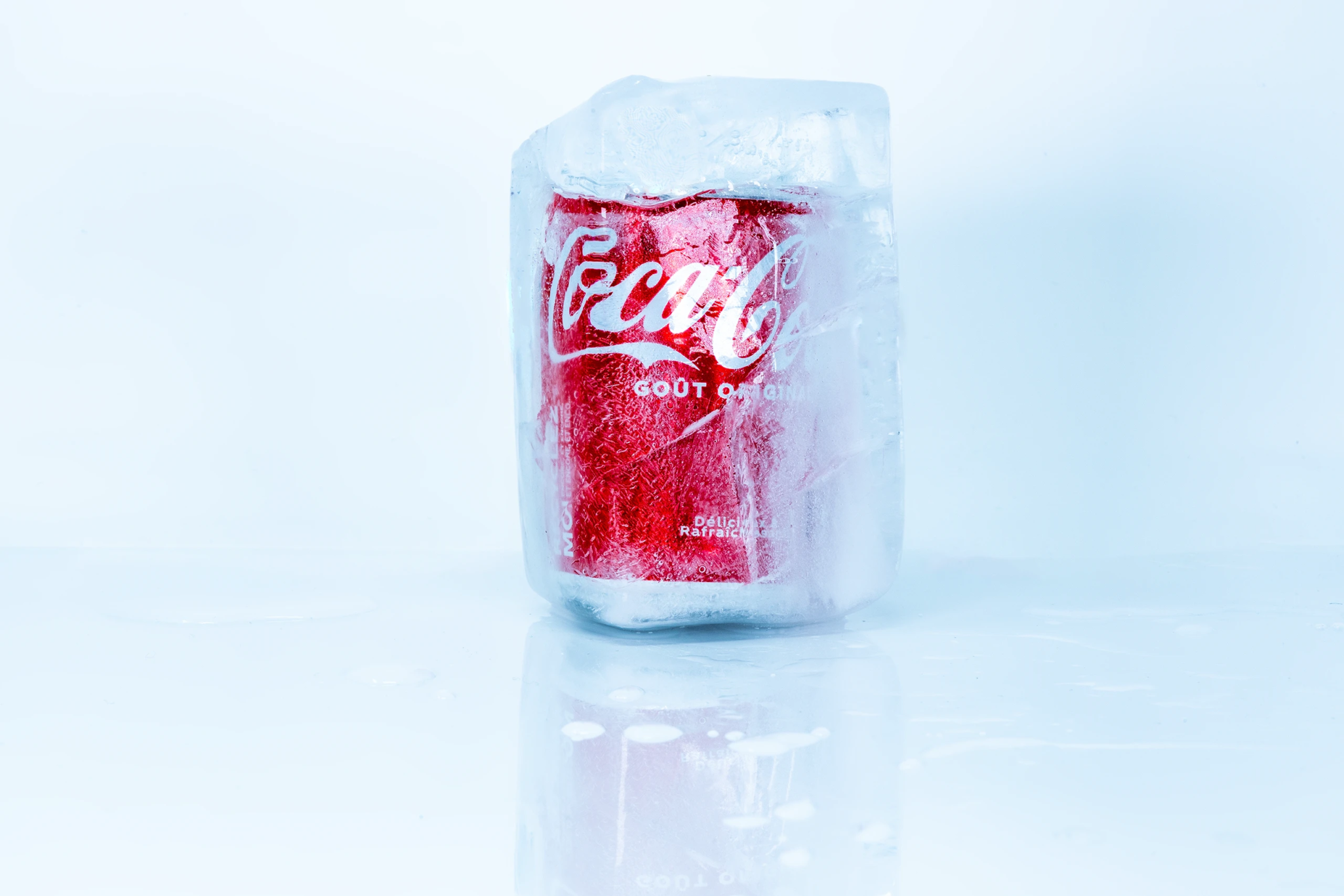 Cola Dose im Eisblock eingeforen